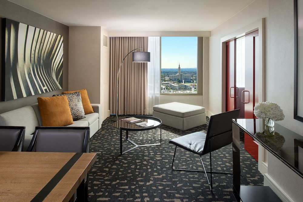 Suite, 1 Bedroom (Living Area, Skyline View)