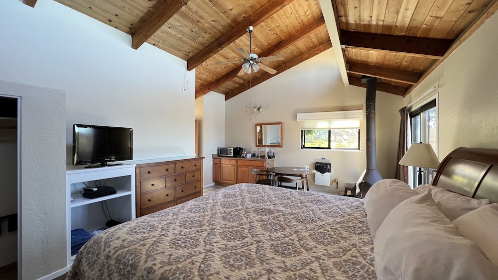 King Bed, Hot Tub, Fireplace, Ocean View photo 2