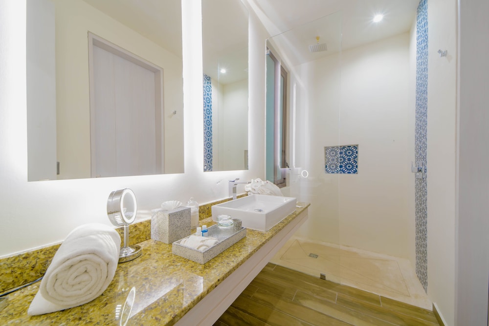 Luxury Suite, 1 Bedroom - Photo 20