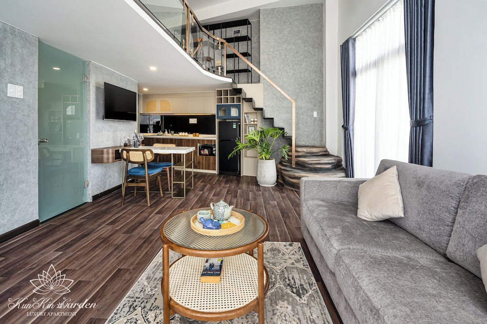 Signature Room, 1 Queen Bed, Balcony, City View photo 3