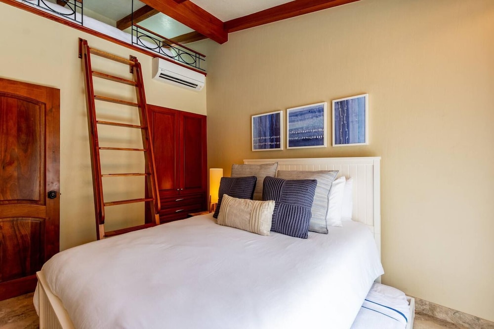 Condo, 2 Bedrooms