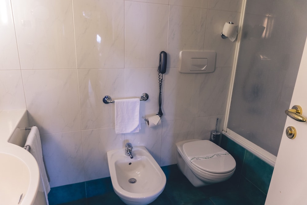 Basic Double or Twin Room - Photo 6