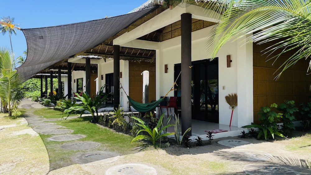 Superior Cabin, 1 King Bed, Beachfront (Aircon) photo 1