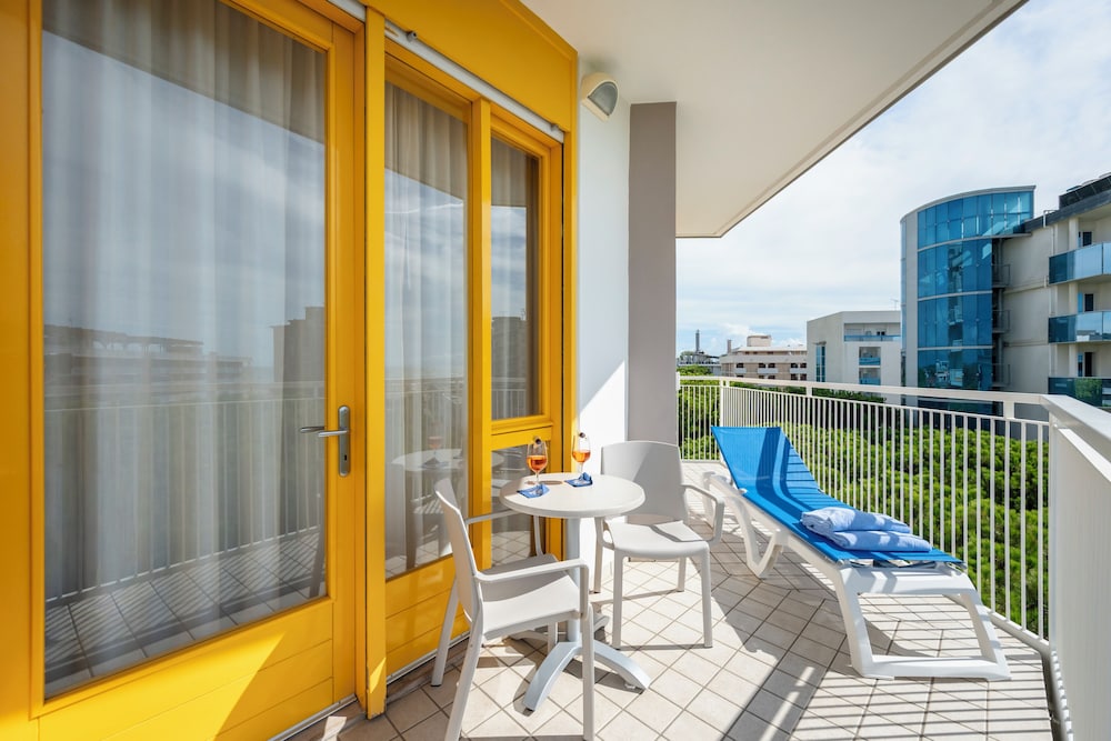 Superior Room, Partial Sea View photo 3