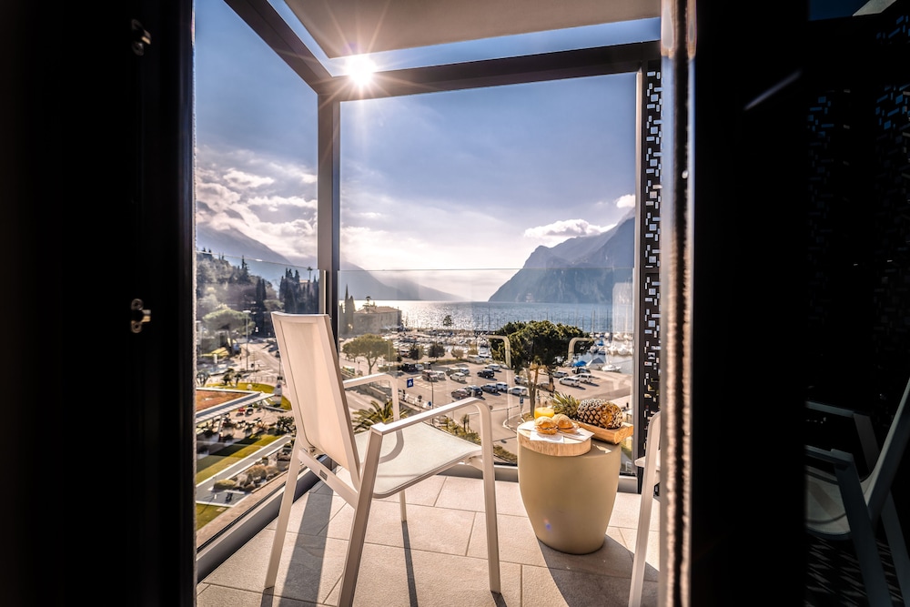 Panoramic Room, Lake View - Photo 1