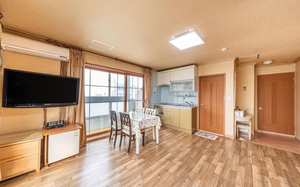 Couple Family Room (B) photo 2