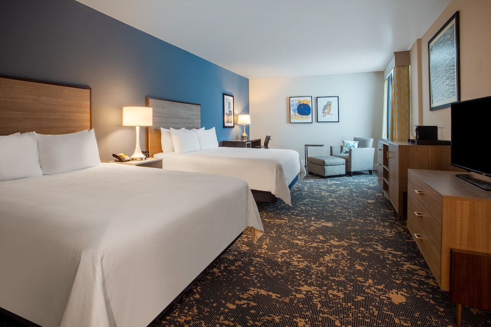 Room, 2 Queen Beds, Accessible (Communications, Mobil, Roll-In Shower) photo 2
