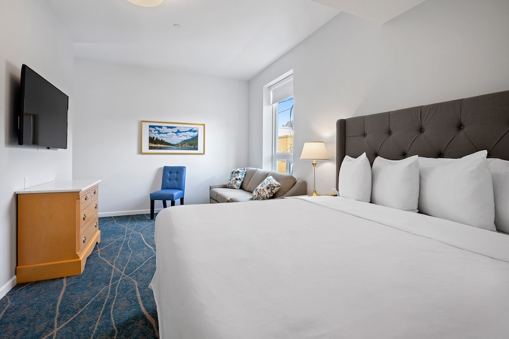 Suite, 1 King Bed, Non Smoking, Kitchen (Dining Table;Queen sofabed)