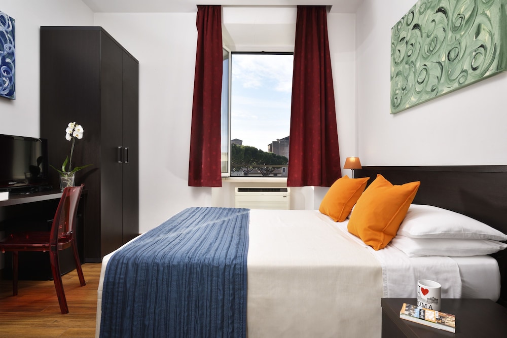 Standard Double or Twin Room, Ensuite (City View) photo 2