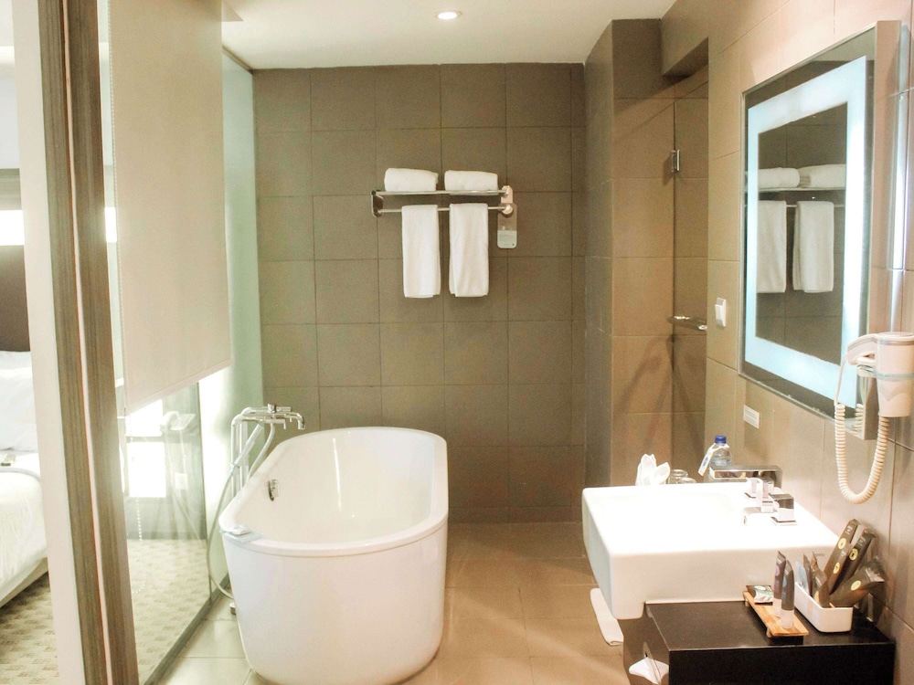 Suite, 1 King Bed - Photo 8
