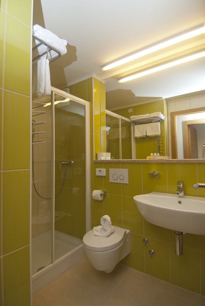 Standard Family Room with Extra Bed and Balcony - Photo 4