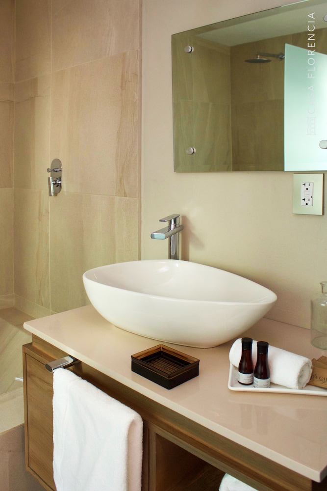 Standard Suite, 2 Queen Beds (Geranio) photo 2