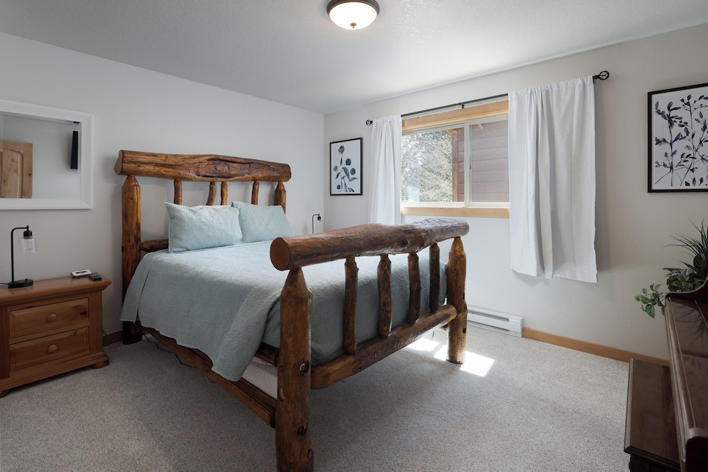 House, Multiple Beds, Fireplace, Garden View photo 1