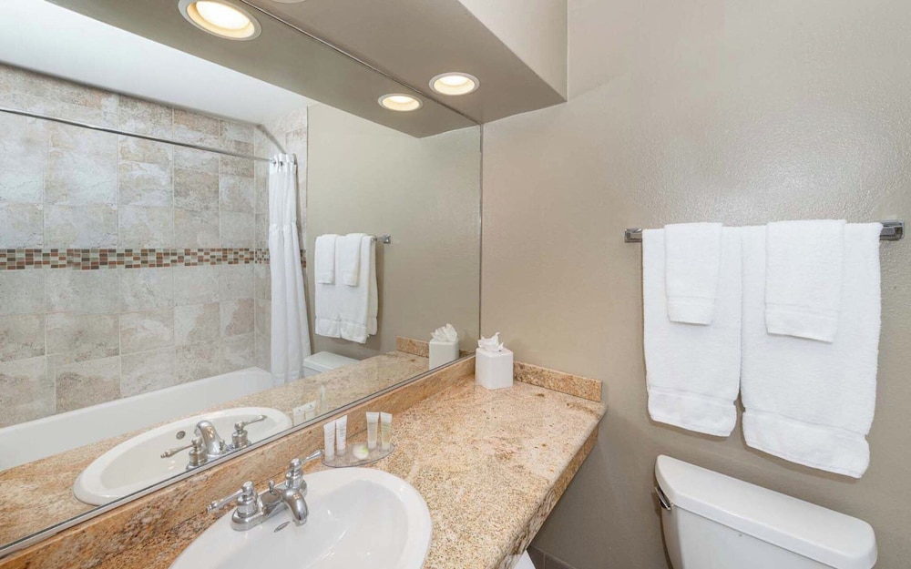 Executive Room, 2 Queen Beds, Golf View - Photo 7