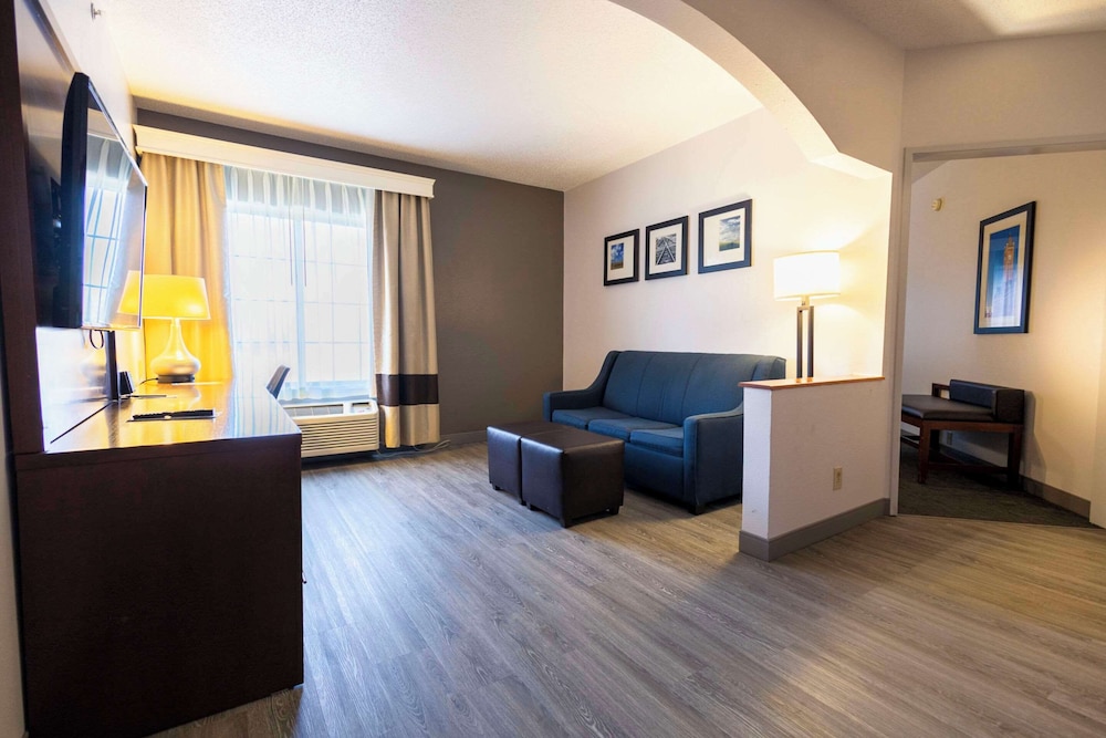 Suite, 1 King Bed, Non Smoking - Photo 11