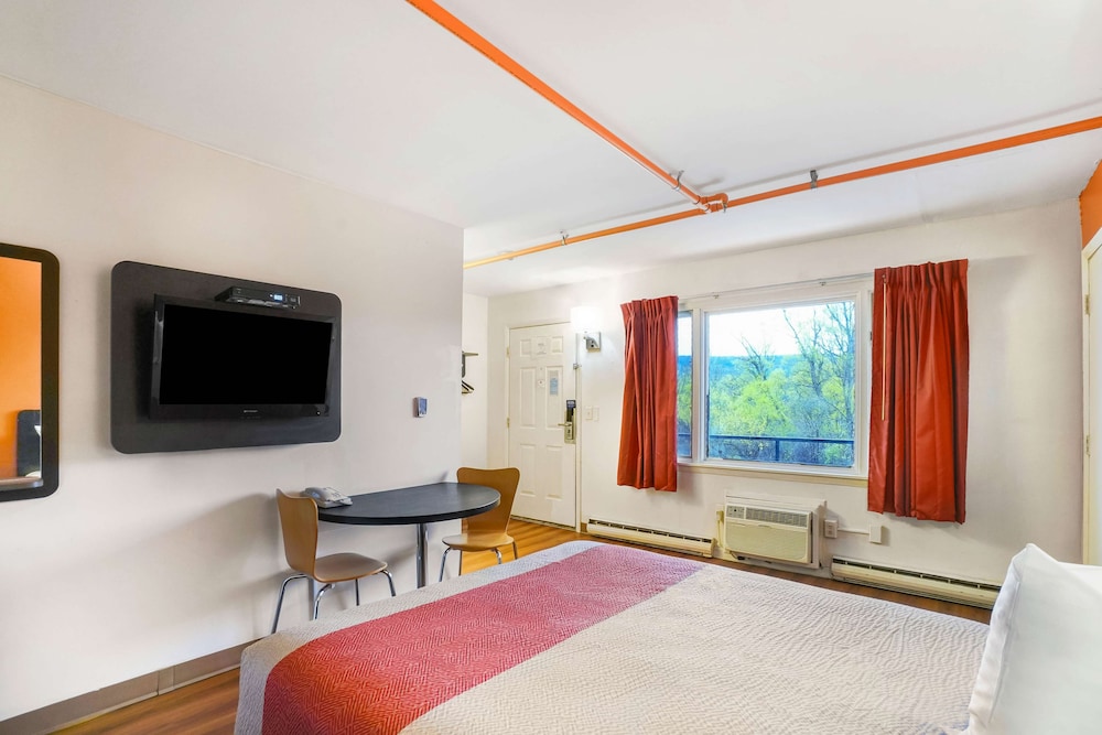 Standard Room, 1 Queen Bed, Smoking, Refrigerator & Microwave photo 3