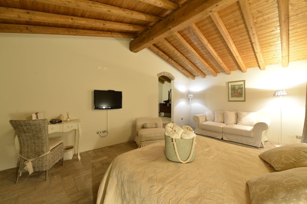 Junior Suite, 1 Double Bed, Ensuite, Hill View photo 3