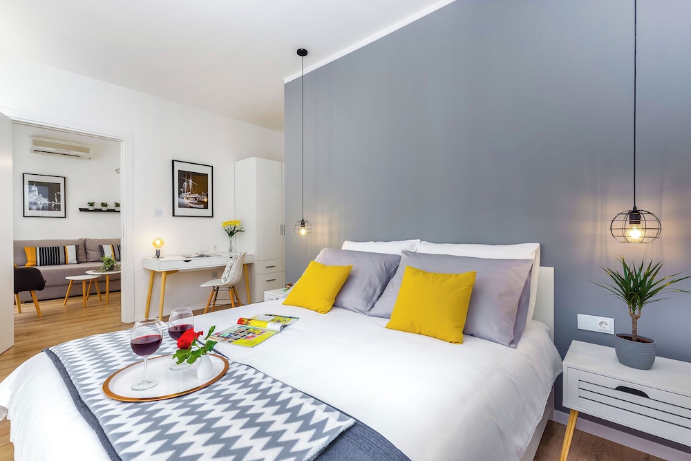 Deluxe Apartment, 1 Queen Bed with Sofa bed, Non Smoking, Kitchenette photo 1