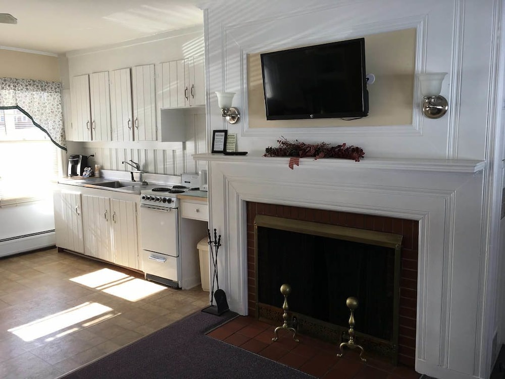 Comfort Suite, 1 King Bed, Lake View photo 2