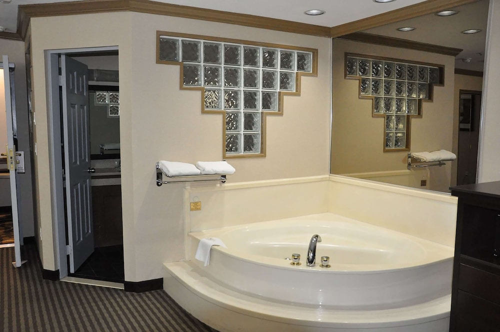 Honeymoon Suite, 1 King Bed, Non Smoking - Photo 6