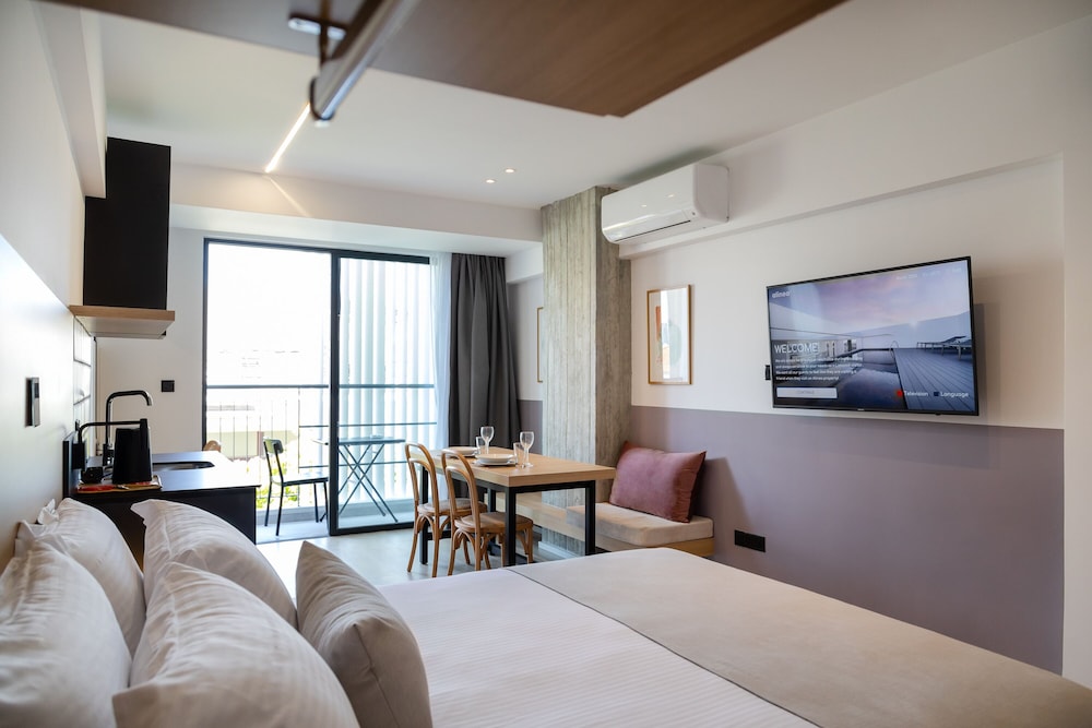 Deluxe Suite, 1 Queen Bed, Balcony