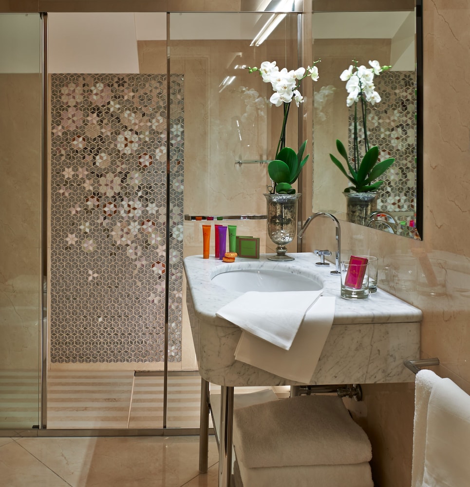 Superior Double Room thumbnail 6