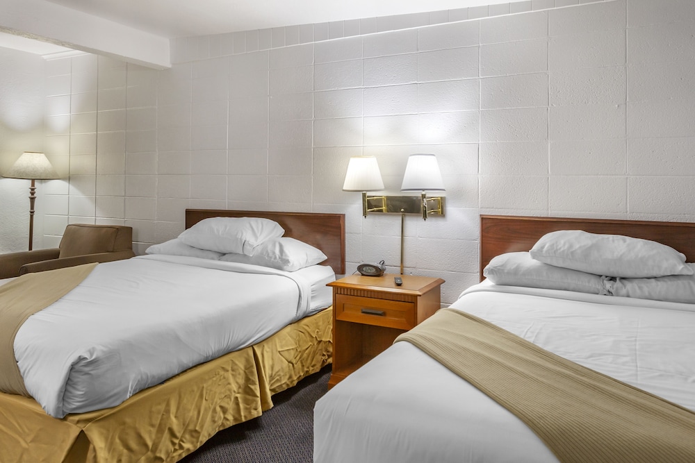 Basic Room, 2 Queen Beds, Smoking photo 1
