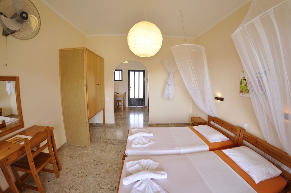 Basic Studio, 2 Twin Beds, Kitchenette, Garden View