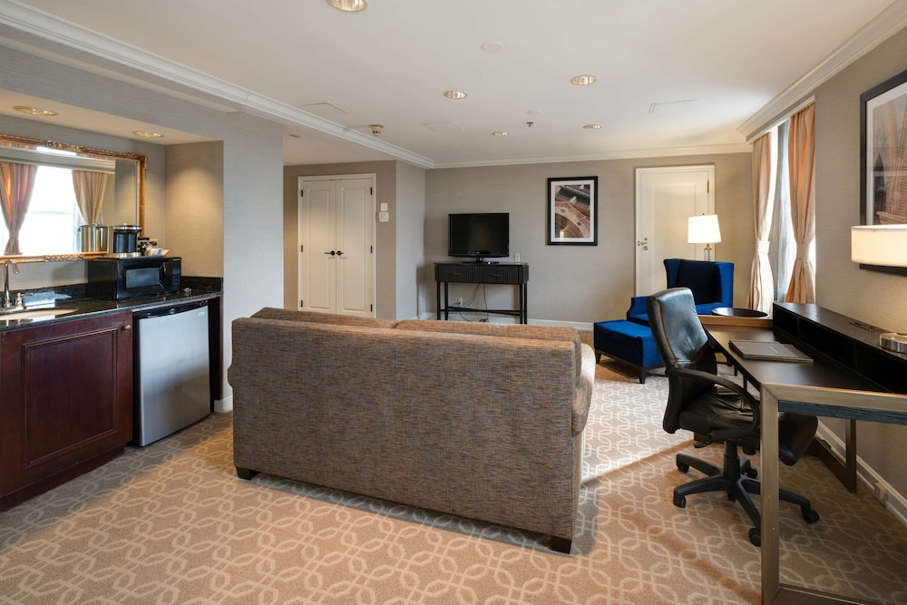 Parlor, Junior Suite, 1 King Bed photo 3