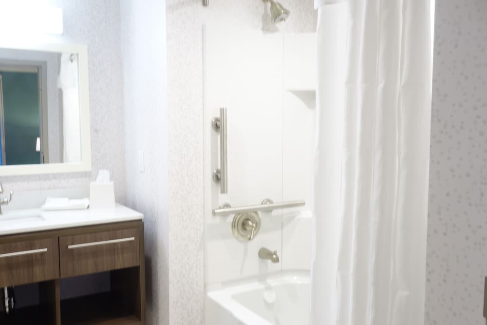Studio, 1 King Bed, Accessible, Bathtub photo 3