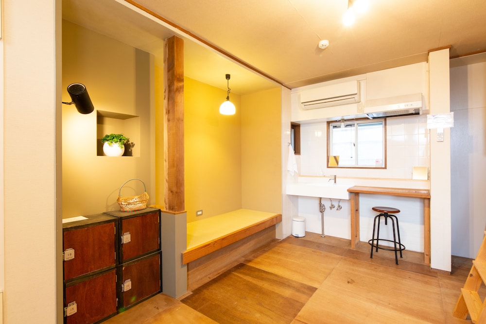 Economy Quadruple Room, 4 Bedrooms, Non Smoking photo 2