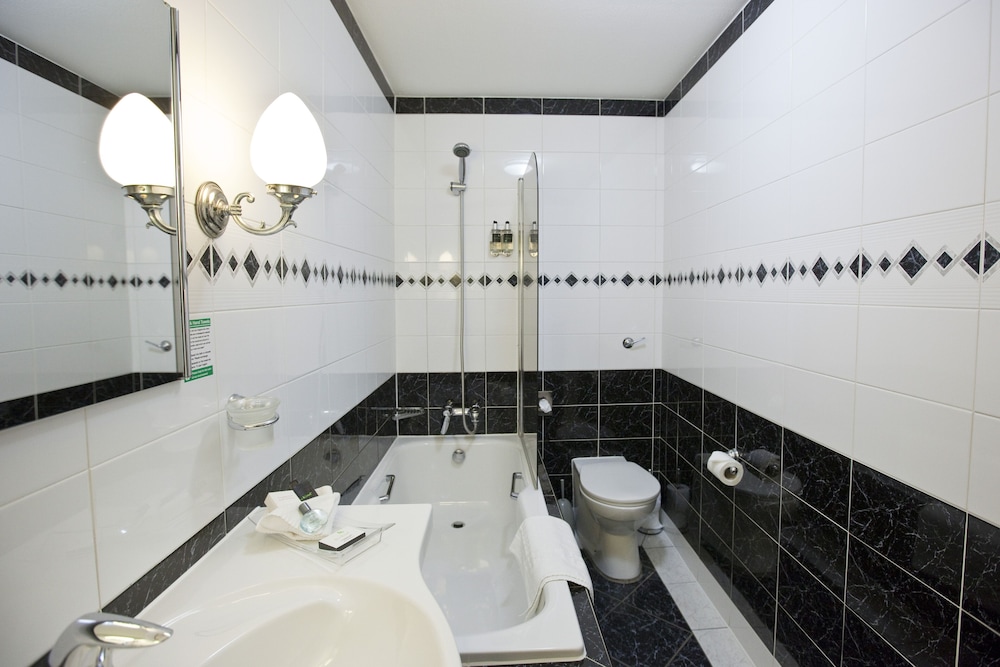 Basic Twin Room, 2 Single Beds (With Skylight Window) - Photo 5