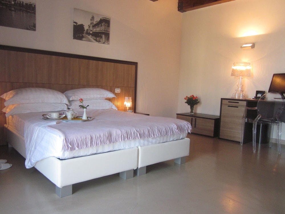 Deluxe Double or Twin Room, City View (Piazza Fontana View)