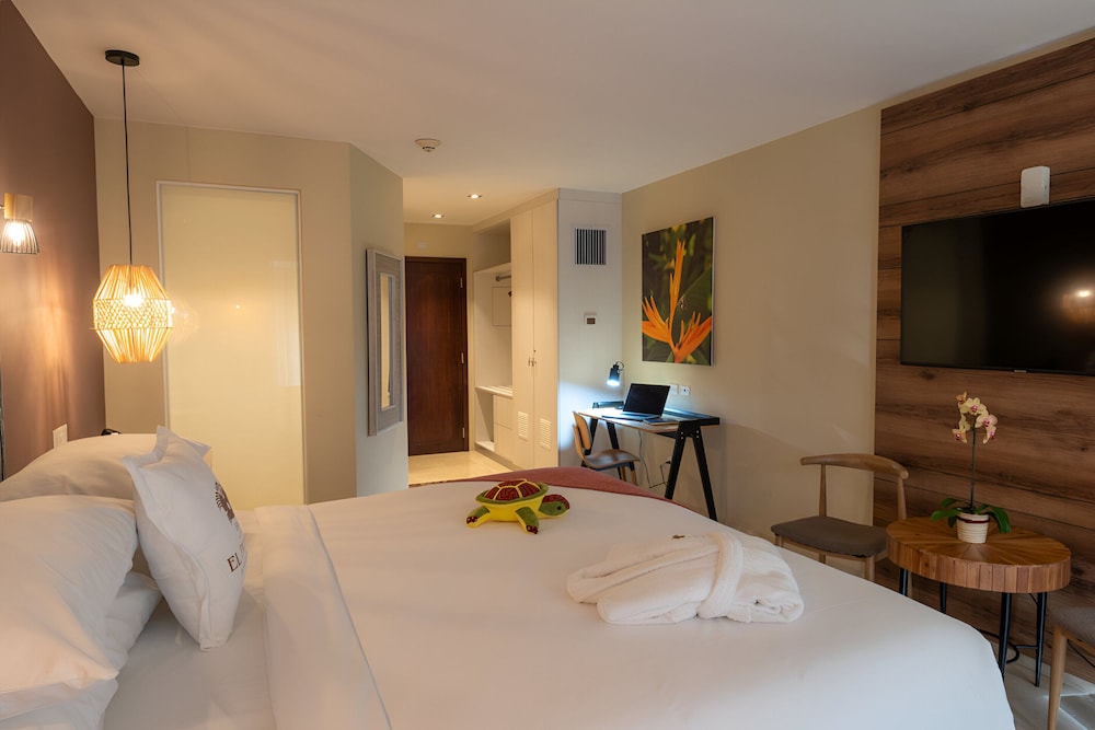 1 King Bed, Cabin Room, Poolside Room - Photo 4