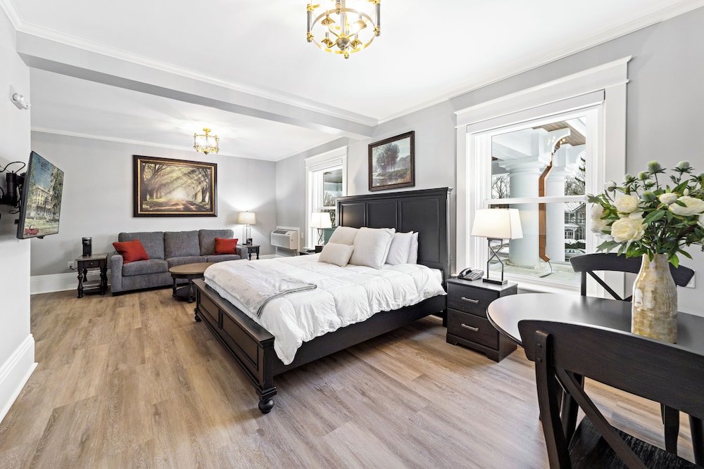 Suite, 1 King Bed with Sofa bed, Mobility Accessible