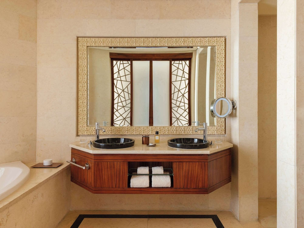 Suite (Diplomatic - Skyline View) - Photo 2