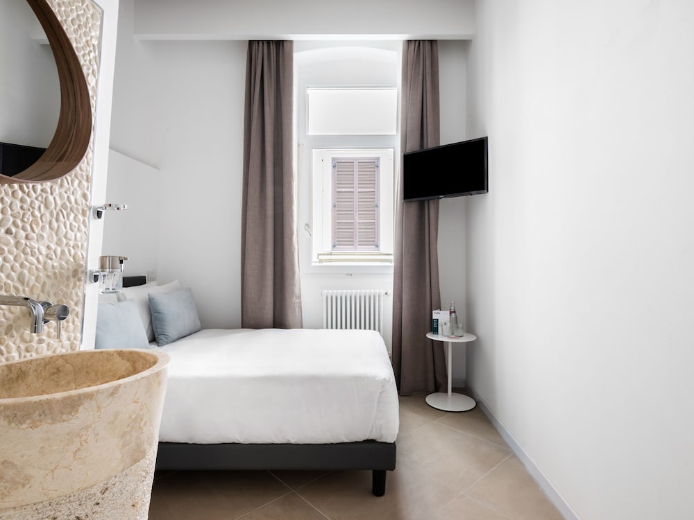 Small Room photo 1