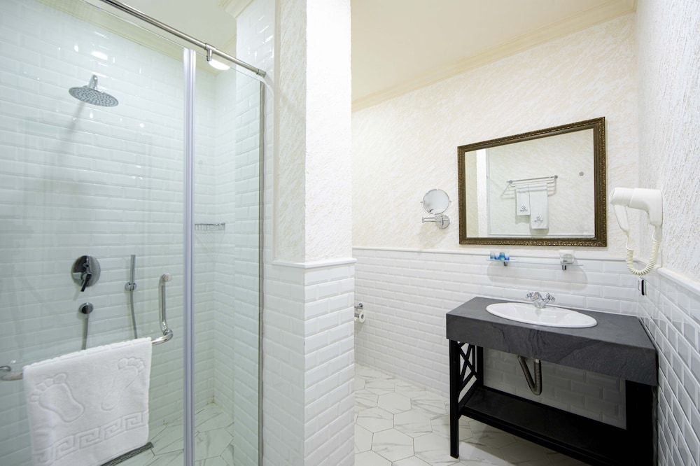 Standard Double or Twin Room - Photo 6