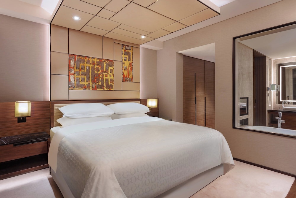 Deluxe Suite, 1 King Bed photo 1