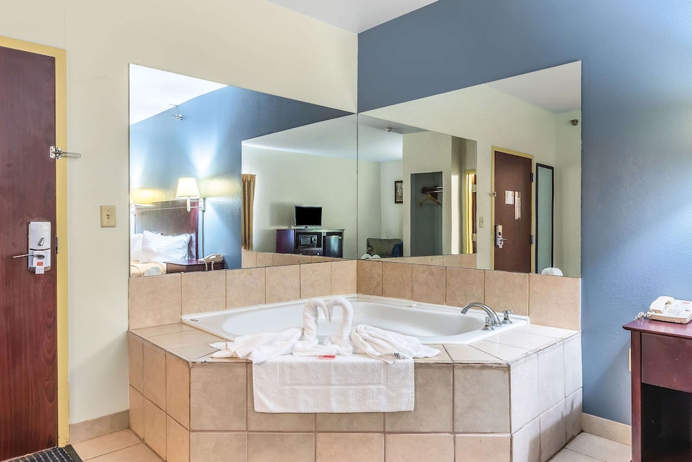 Room, 1 King Bed, Smoking, Hot Tub - Photo 2