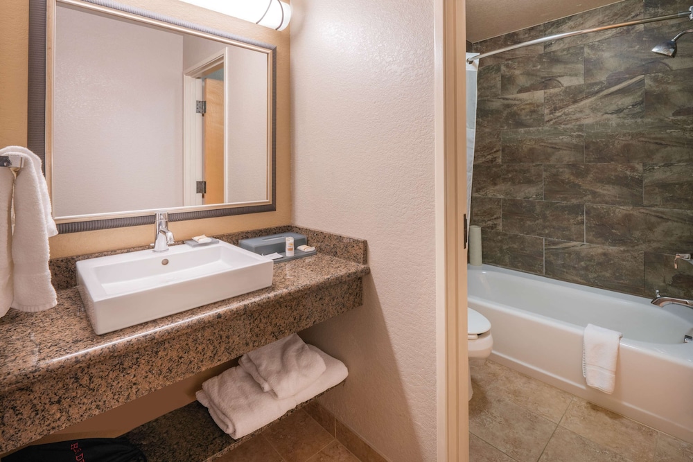 Suite, 1 King Bed, Jetted Tub, River View - Photo 1