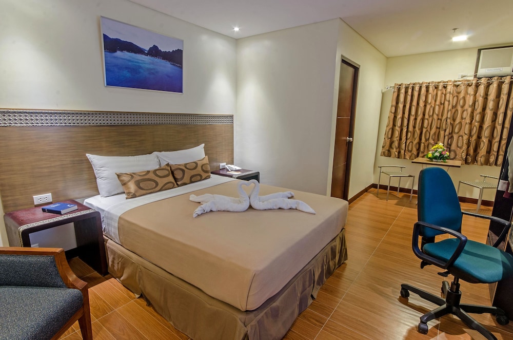Deluxe Room, 1 Queen Bed photo 2
