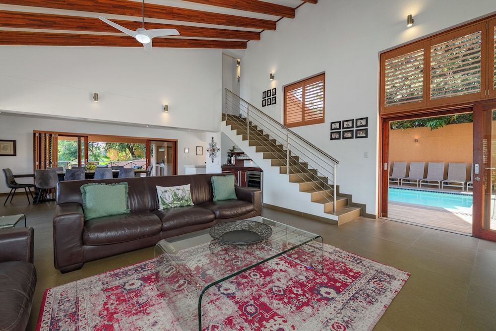 Luxury Villa photo 2