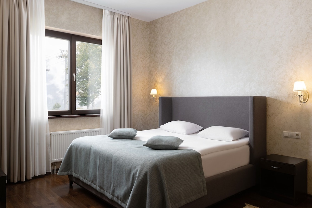 Comfort Chalet, 5 Bedrooms (No12) photo 1