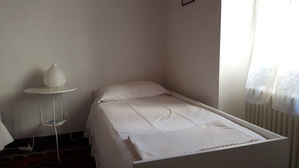 Room, 2 Bedrooms, Balcony photo 1