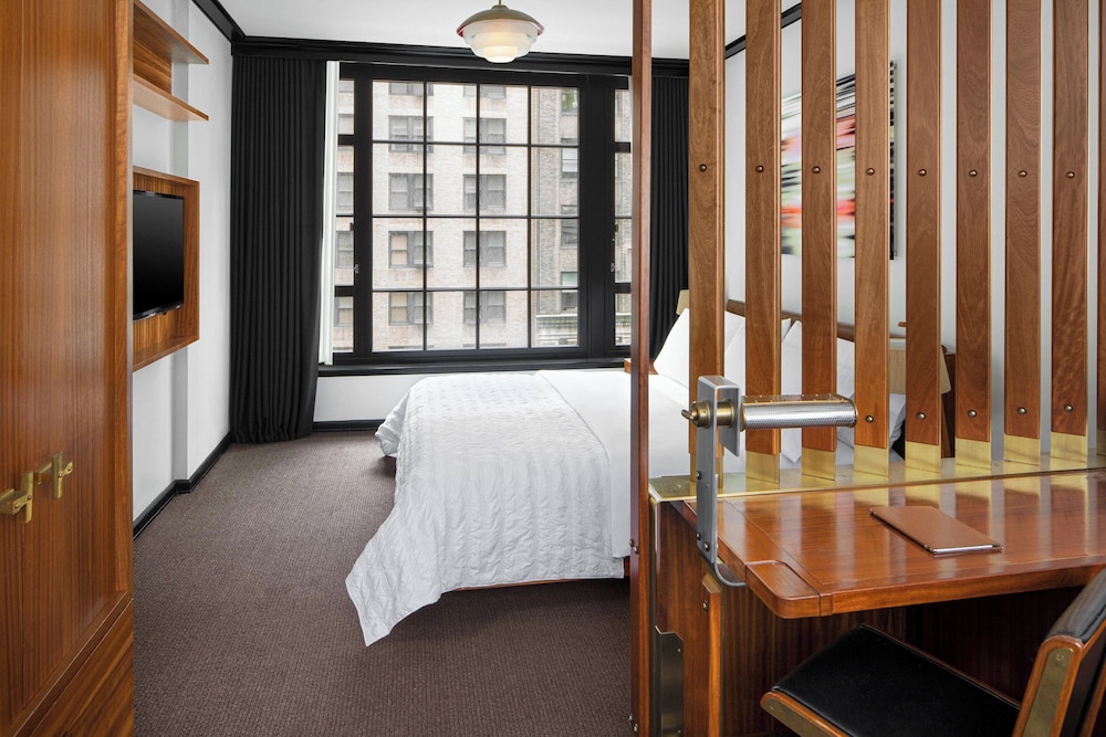 Junior Suite, 1 King Bed With Sofa Bed, City View (Mobility/Hearing Access, Roll-In Shwr)