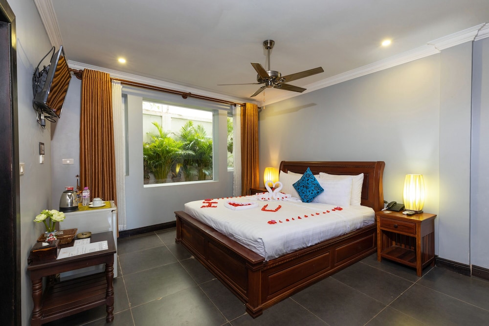Deluxe King Room with Bathtub photo 1