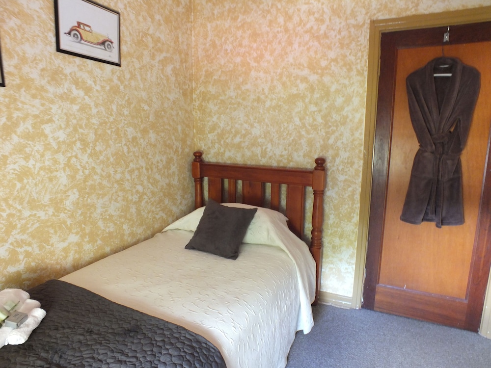 Deluxe King Single, Shared Bathroom