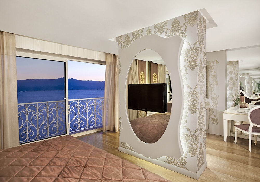 Junior Double Room, 1 King Bed, Sea View thumbnail 6