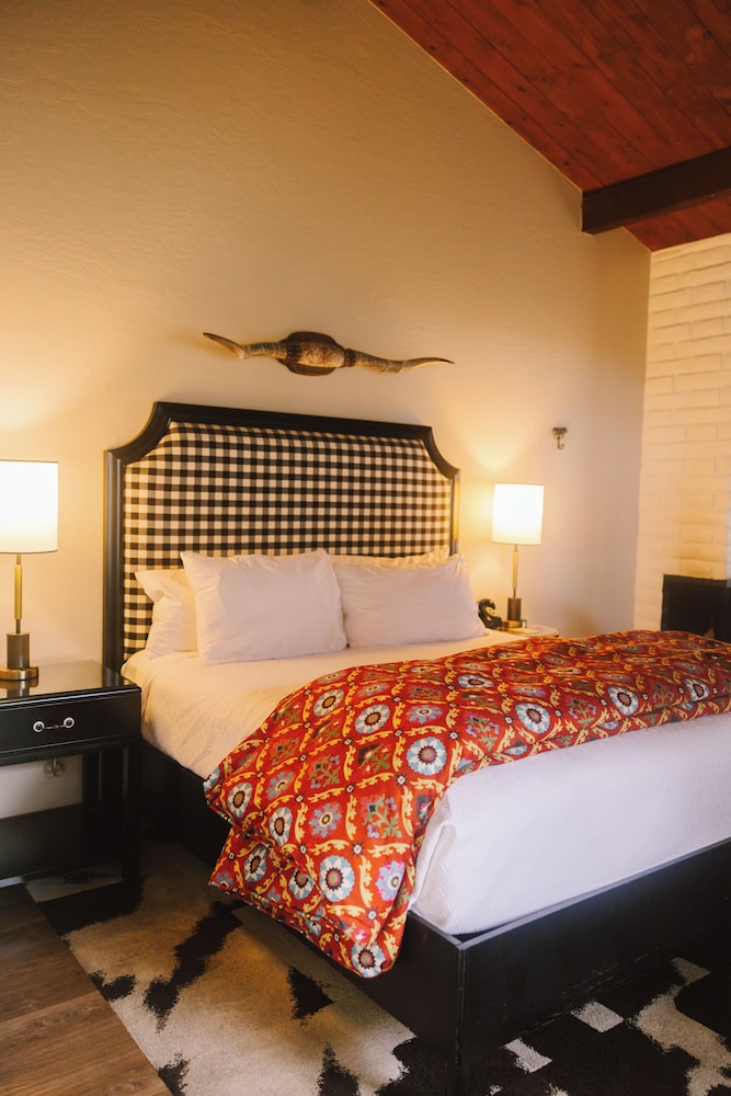 Deluxe Room, 1 King Bed, Fireplace, Partial Ocean View photo 2